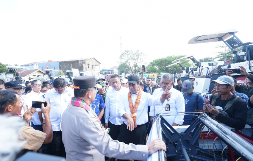 Tanam dan Panen Padi di Gowa, Mentan Amran Tegaskan Modernisasi Kunci Peningkatan Produksi