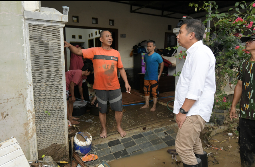 Bey Machmudin Tinjau Lokasi Banjir Bandang Cirebon